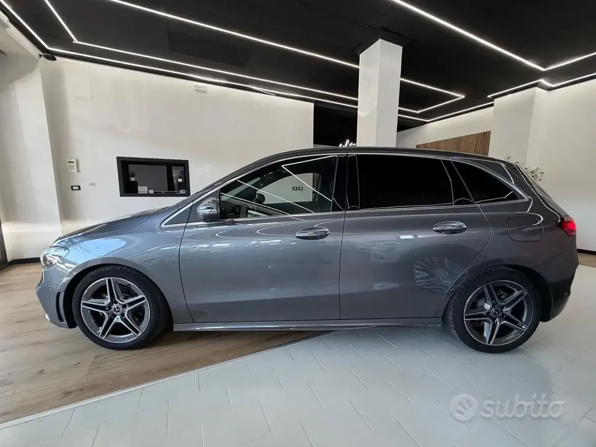 Usata Mercedes B180 AMG Line Premium 116 CV (85 kW) 2025 Grigio Utilitaria