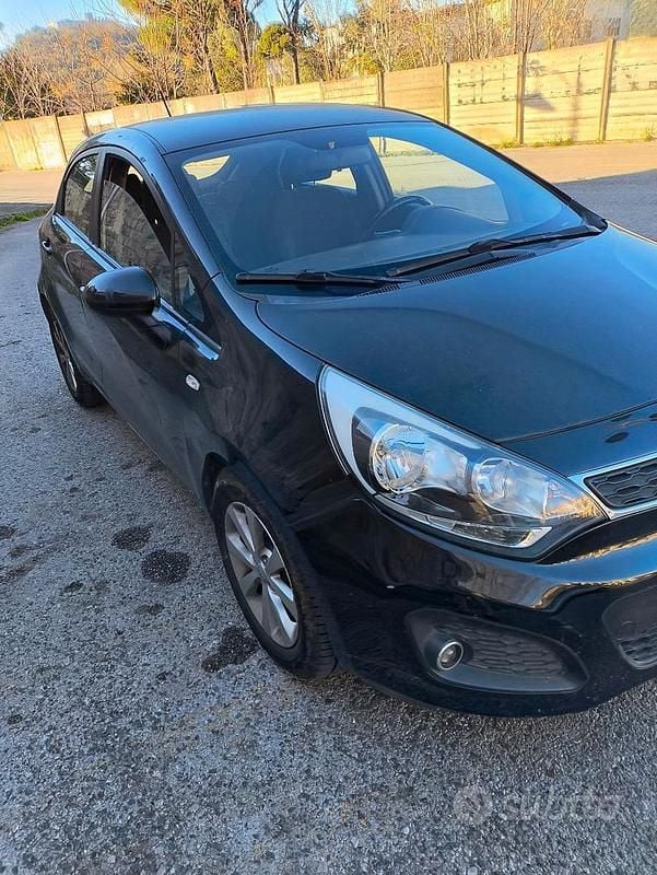 Usado Kia Rio Active 85 HP (62 kW) 2013 Preto Sedan