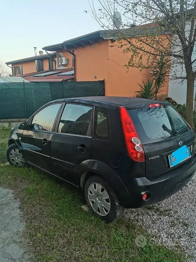 Usata Ford Fiesta 68 CV (50 kW) 2007 Nero Utilitaria