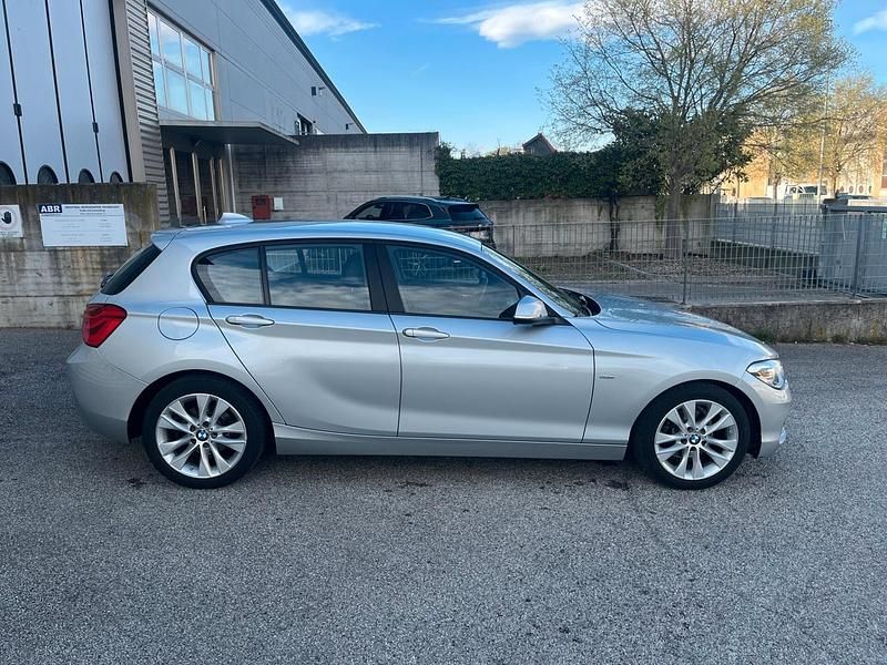 Usata BMW 118 Urban Line 149 CV (109 kW) 2016 Argento Utilitaria