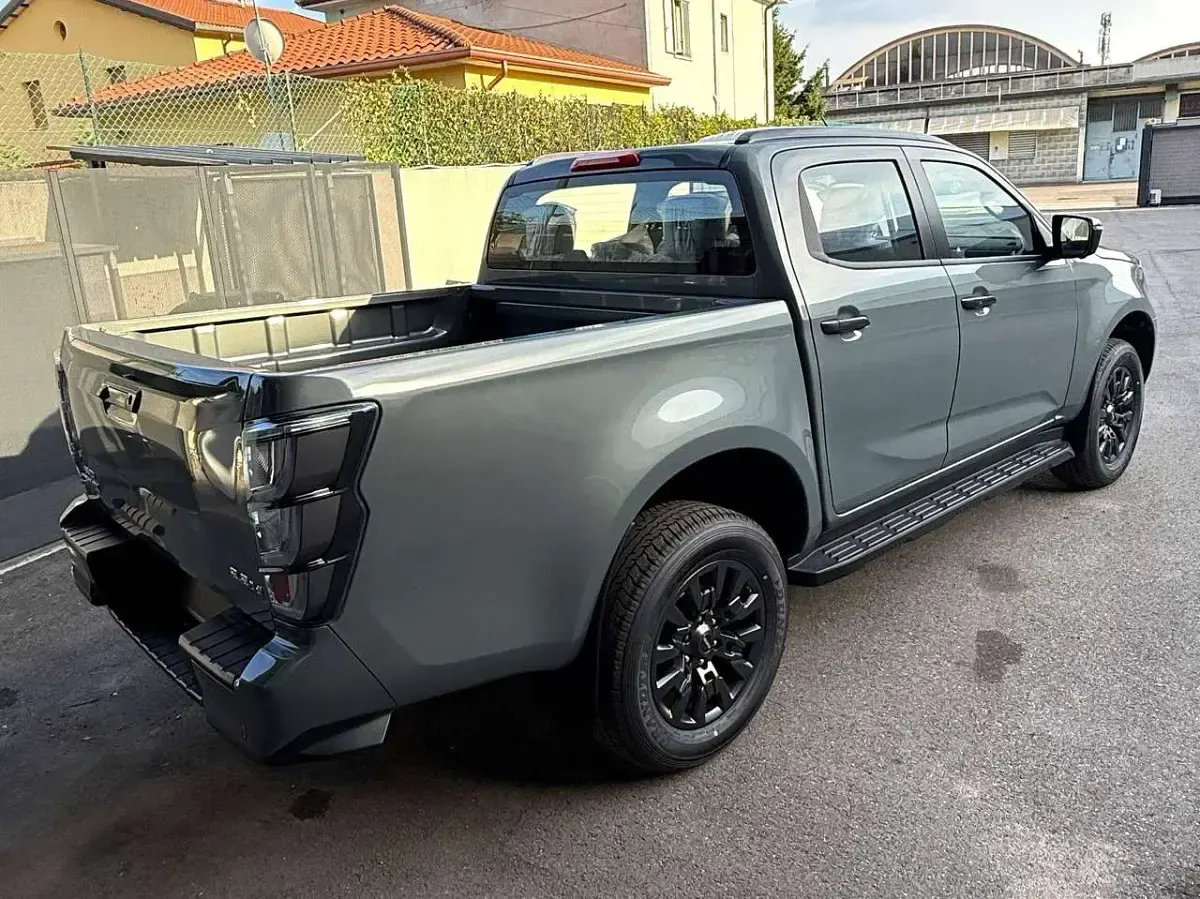 Nuova Isuzu D-Max 165 CV (121 kW) 2026 Irishmore green Pick-up