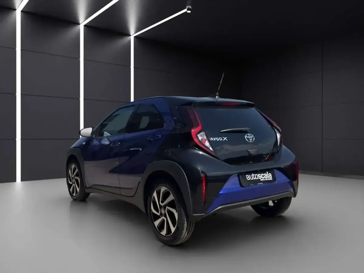 Nuova Toyota Aygo X Trend 72 CV (52 kW) 2025 Tarragon green & black SUV