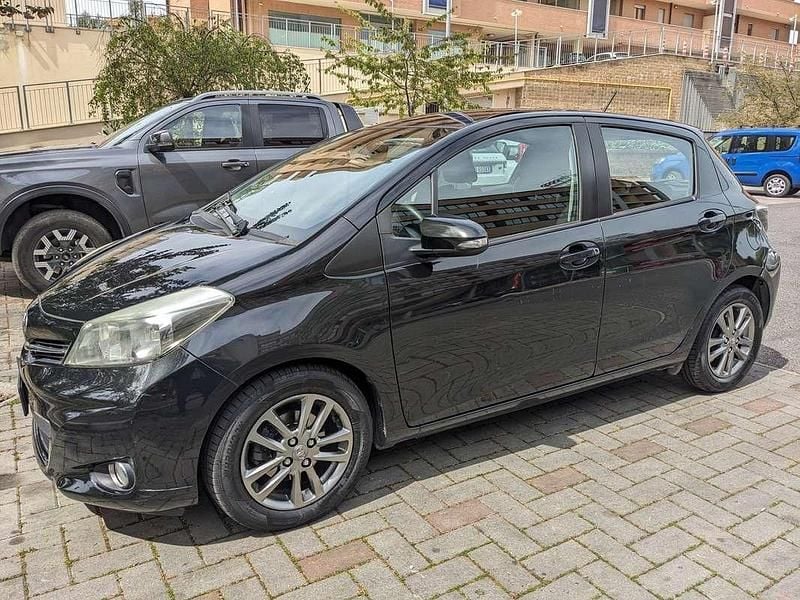 Usata Toyota Yaris Active 90 CV (66 kW) 2014 Nero Utilitaria