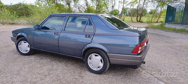Usata Alfa Romeo 75 110 CV (80 kW) 1989 Blu/azzurro Berlina