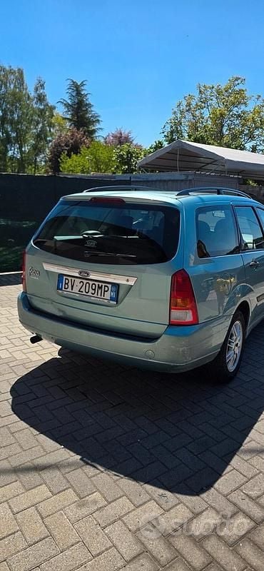 Usata Ford Focus Ghia 115 CV (84 kW) 2001 Grigio Berlina