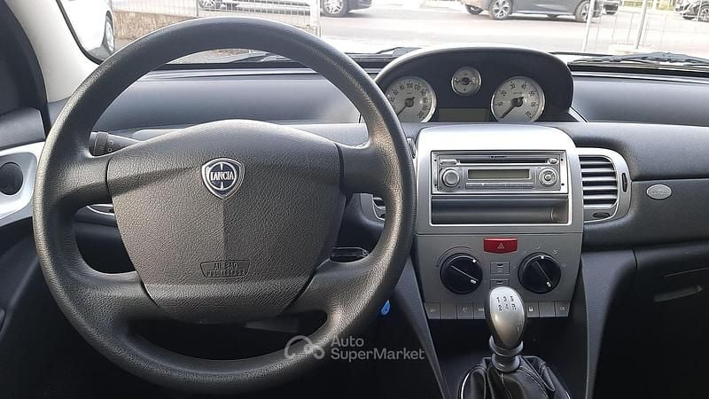 Begagnad Lancia Ypsilon 69 HK (50 kW) 2012 Svart Halvkombi