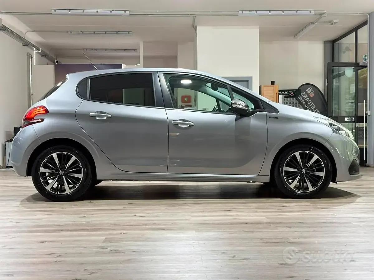 Usata Peugeot 208 102 CV (75 kW) 2019 Grigio Utilitaria