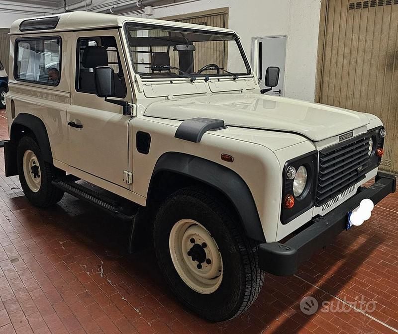 Bianco Usata 2003 Land Rover Defender SUV | 25.000 € (Buon prezzo) - Immagine 1/4