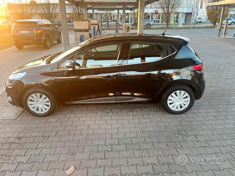Usado Renault Clio IV 75 CV (55 kW) 2016 Negro Utilitario