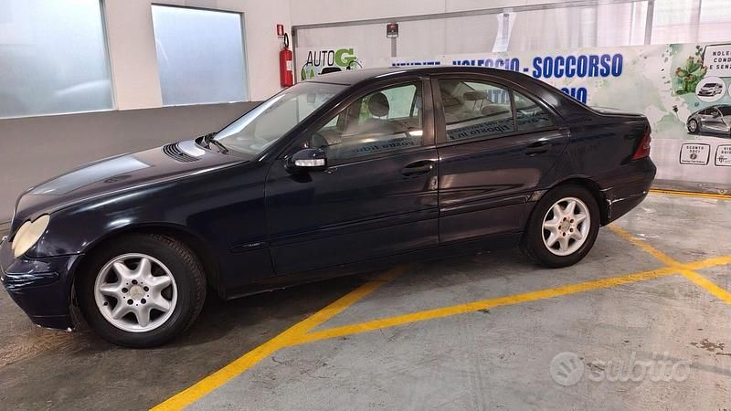 Usata Mercedes C220 116 CV (85 kW) 2002 Blu Berlina