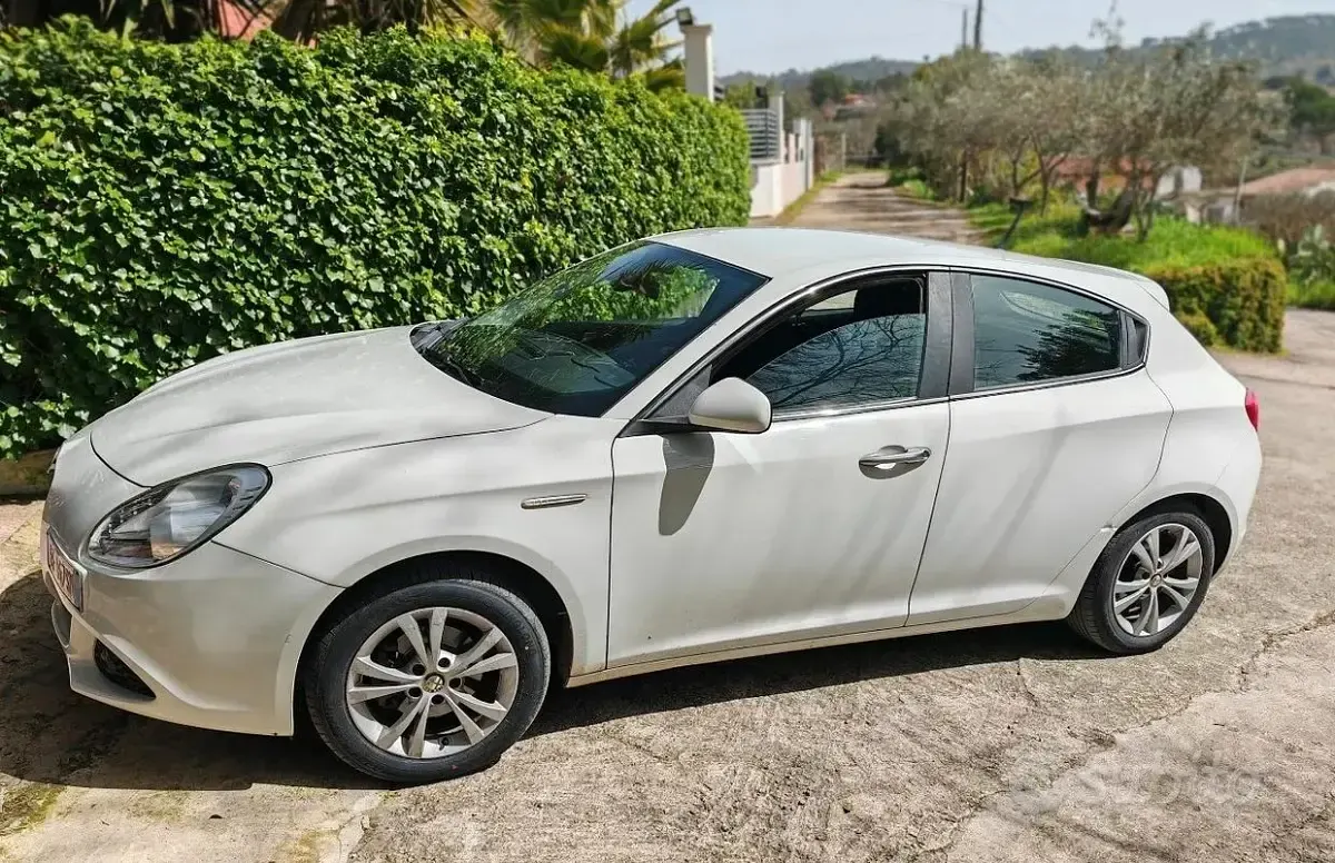 Usata Alfa Romeo Giulietta Distinctive 109 CV (80 kW) 2011 Bianco Utilitaria