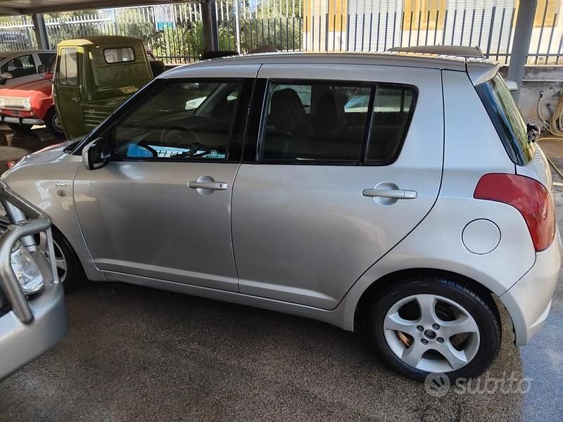 Usata Suzuki Swift 70 CV (51 kW) 2005 Grigio Utilitaria
