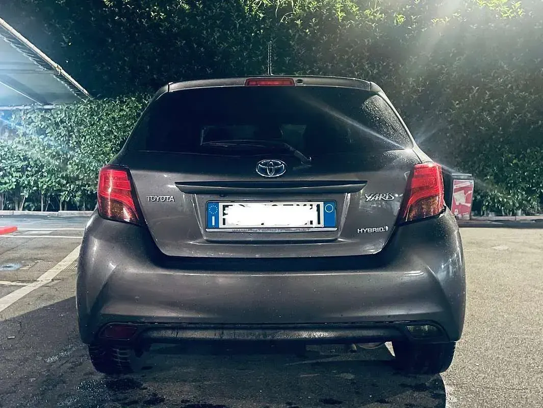 Usata Toyota Yaris Edition 101 CV (74 kW) 2016 Grigio Utilitaria