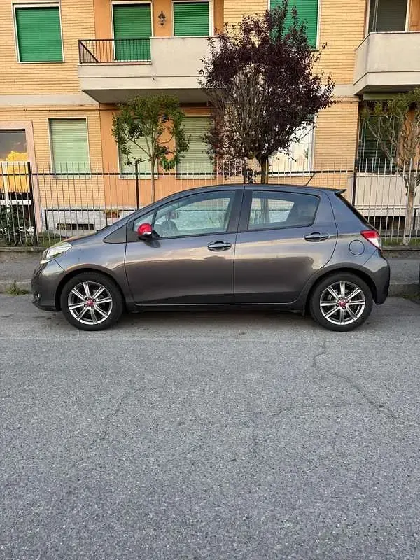 Usata Toyota Yaris Lounge 99 CV (72 kW) 2012 Utilitaria