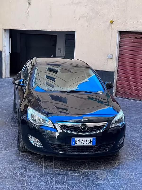 Usata Opel Astra 125 CV (91 kW) 2012 Berlina