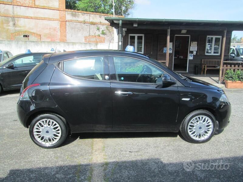 Usata Lancia Ypsilon Gold 69 CV (50 kW) 2017 Nero pastello Utilitaria