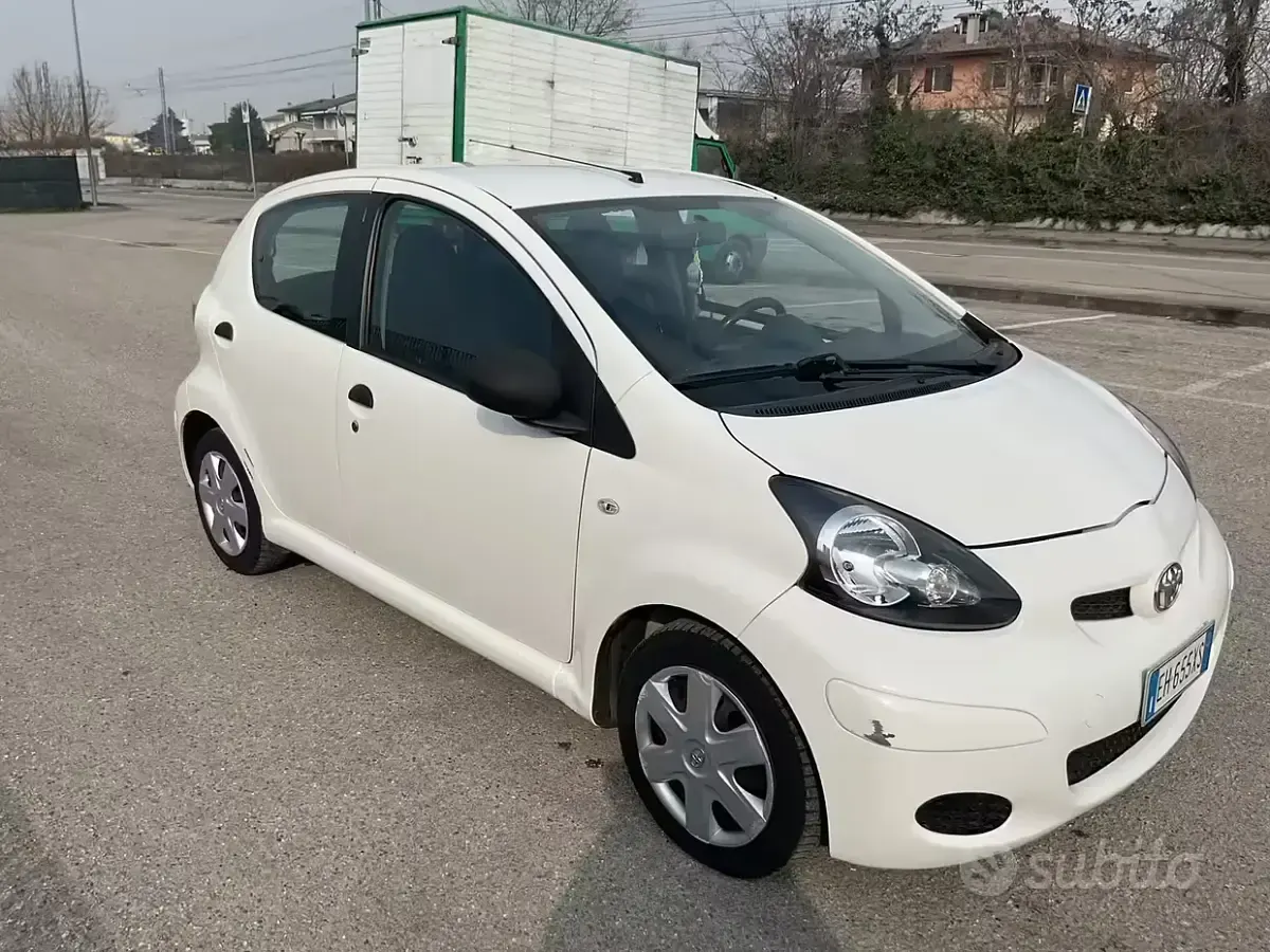 Begagnad Toyota Aygo 68 HK (50 kW) 2011 Vit Halvkombi
