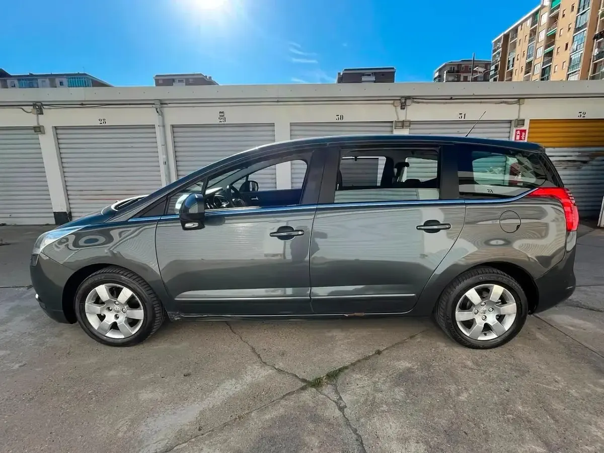Usata Peugeot 5008 119 CV (87 kW) 2010 Grigio Monovolume