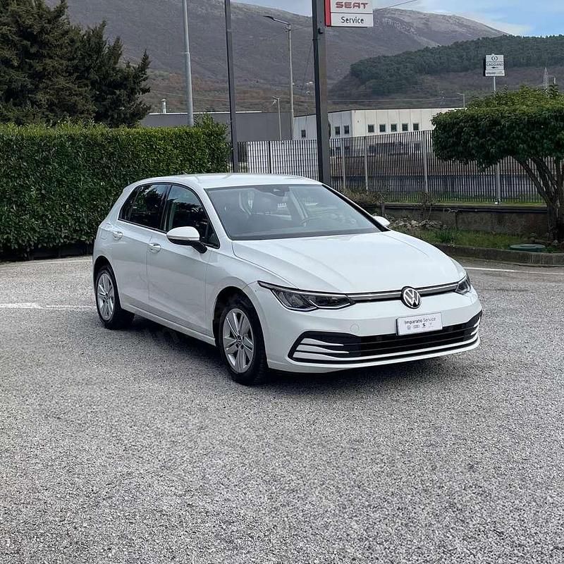 Usata VW Golf VIII Life 131 CV (96 kW) 2022 Pure white Berlina