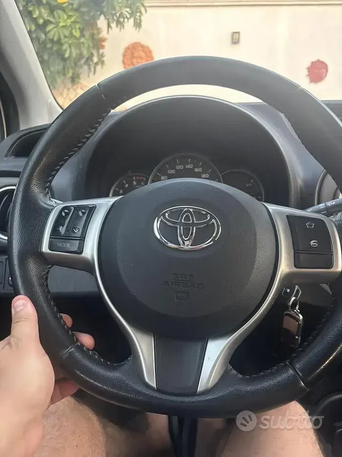 Usata Toyota Yaris 90 CV (66 kW) 2012 Bianco Utilitaria