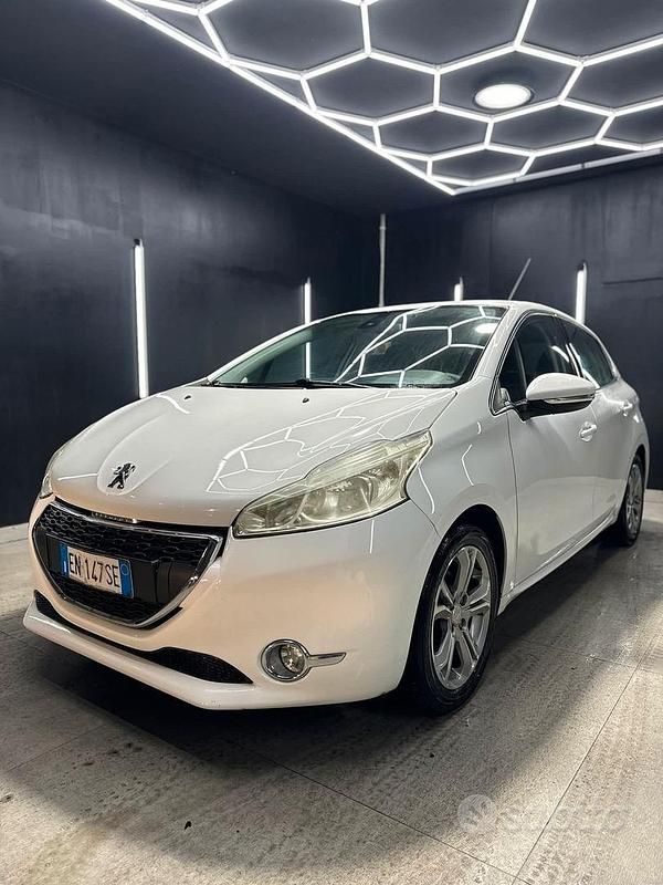 Bianco Usata 2012 Peugeot 208 Allure Due volumi | 6300 € (Buon prezzo) - Immagine 1/4