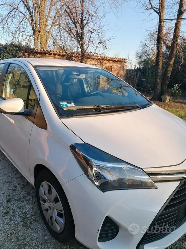 Usata 2015 Toyota Yaris Due volumi | 8100 € (Buon prezzo) - Immagine 1/4