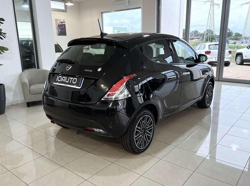Usata Lancia Ypsilon Gold 69 CV (50 kW) 2023 Nero Utilitaria