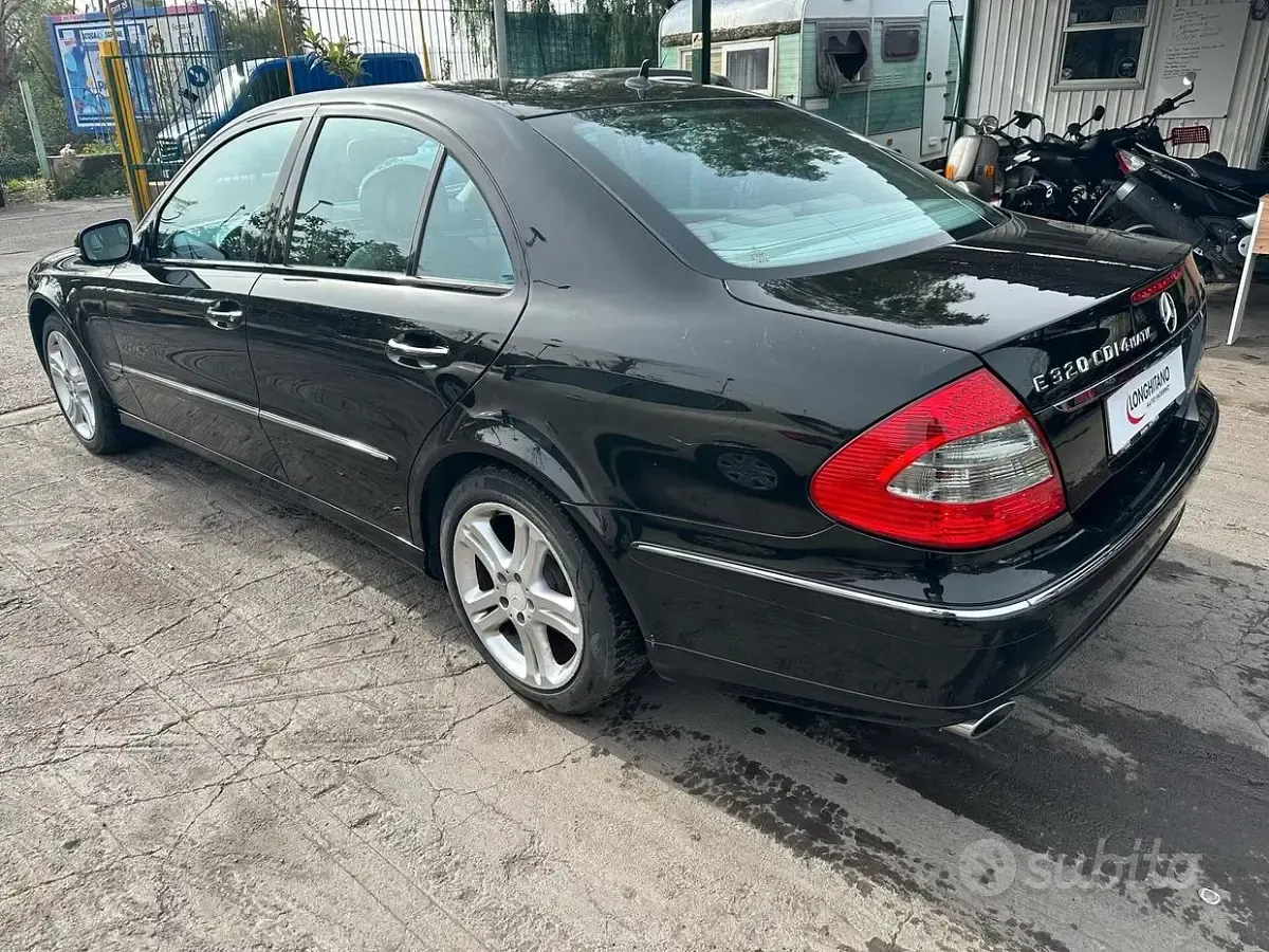 Usado Mercedes E320 224 CV (164 kW) 2008 Negro Berlina