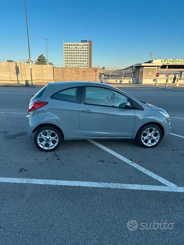 Grigio Usata 2014 Ford Ka Tre volumi | 4800 € (Buon prezzo) - Immagine 1/4