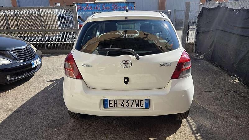 Usata Toyota Yaris Sol 69 CV (50 kW) 2011 Bianco Utilitaria