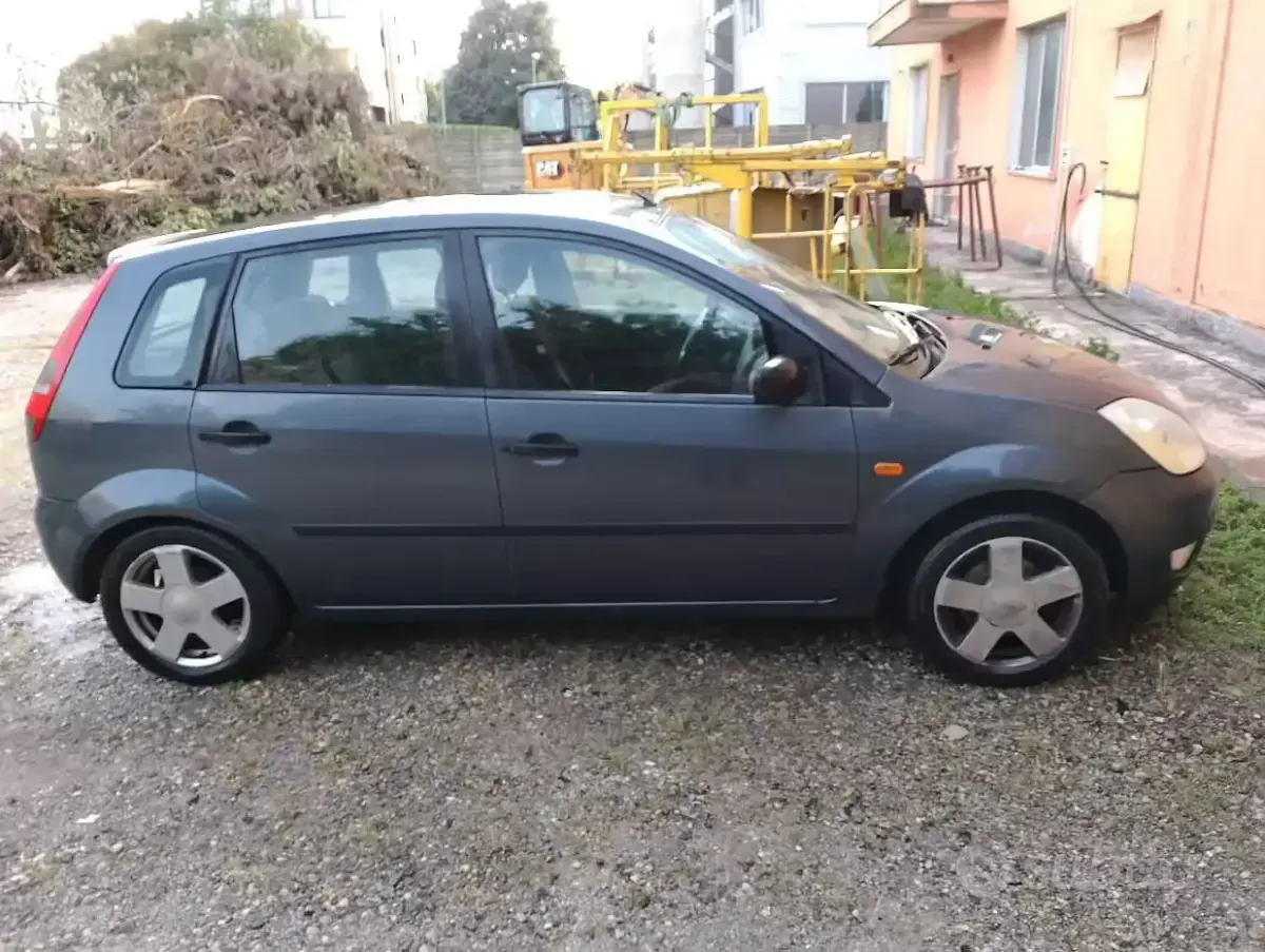 Usata Ford Fiesta 80 CV (58 kW) 2004 Grigio Utilitaria