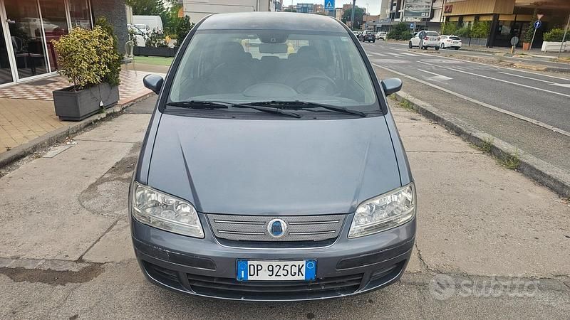 Grigio Usata 2008 Fiat Idea Monovolume | 2400 € (Buon prezzo) - Immagine 1/4
