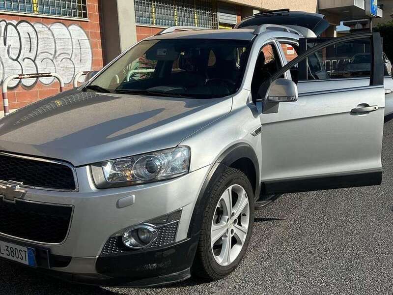 Argento Usata 2012 Chevrolet Captiva LTZ SUV | 10.000 € (Molto cara) - Immagine 1/4