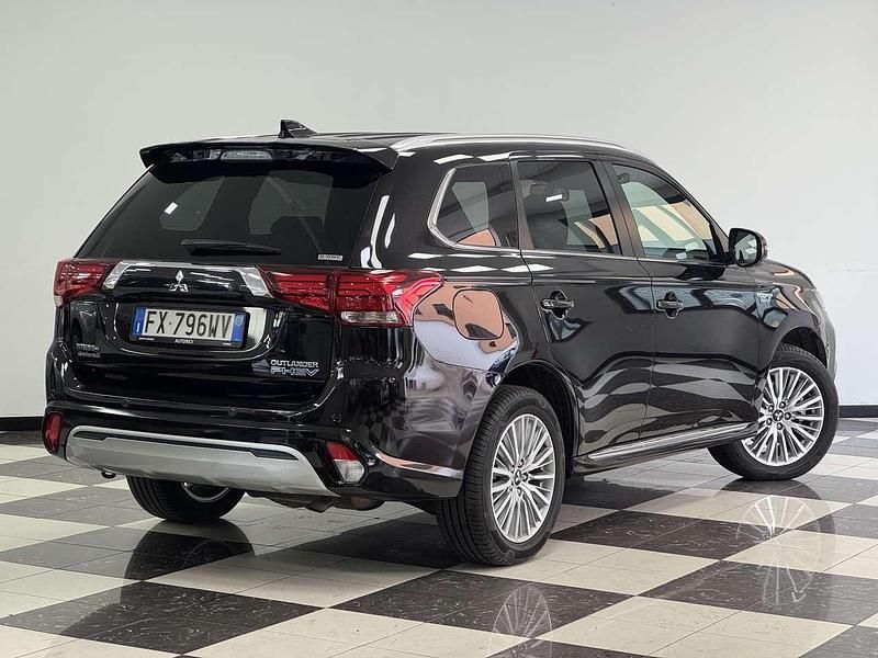 Usata Mitsubishi Outlander P-HEV Instyle 135 CV (99 kW) 2019 Nero SUV