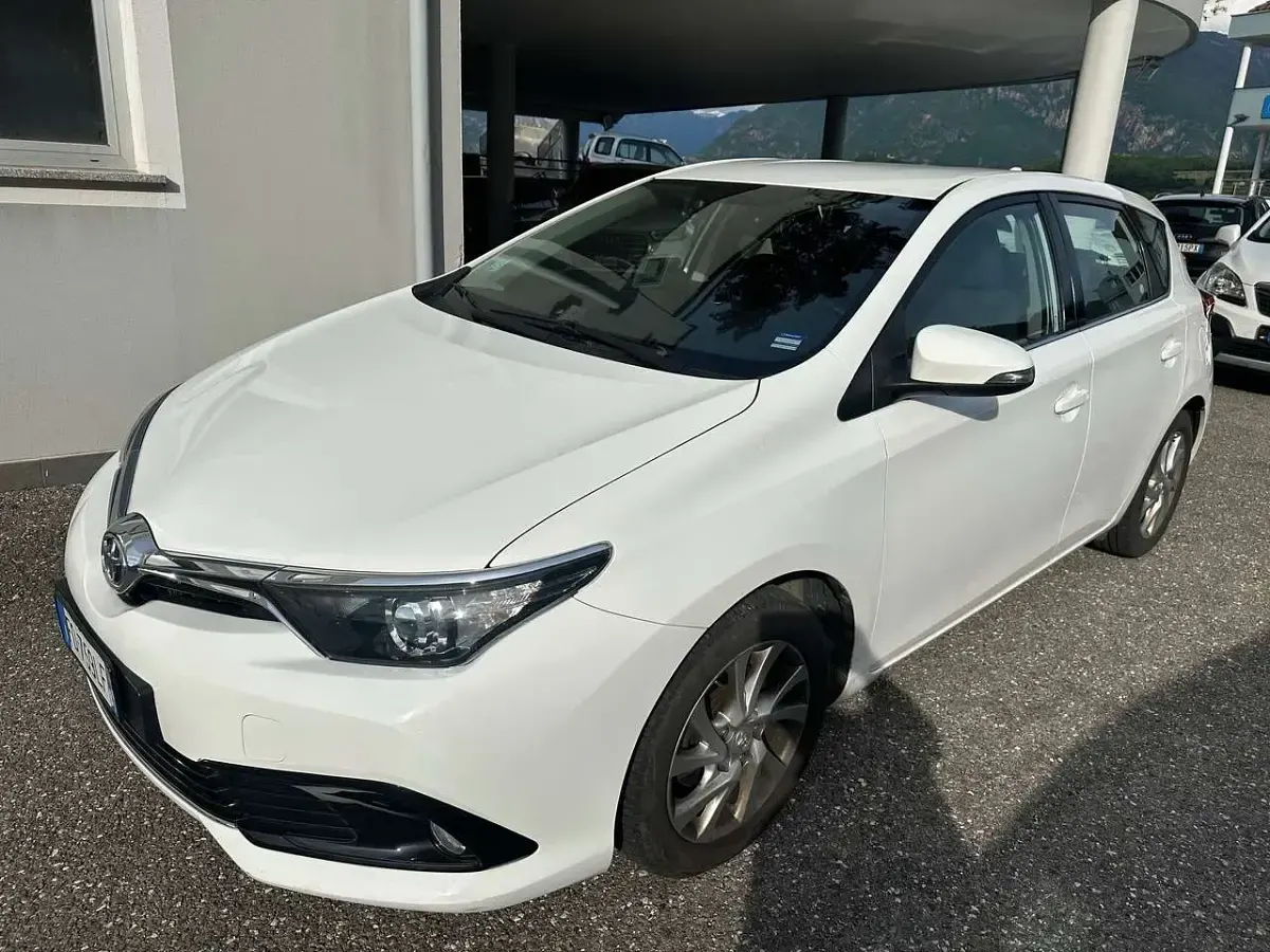 Usata Toyota Auris Comfort 116 CV (85 kW) 2016 Super white 2 Utilitaria