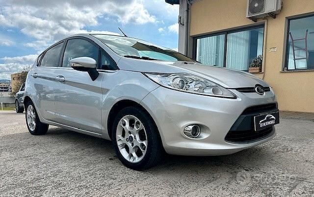 Usata Ford Fiesta Titanium 70 CV (51 kW) 2012 Grigio Utilitaria