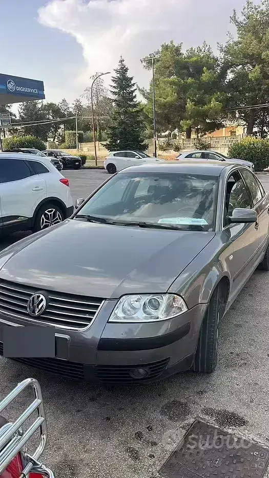 Usata VW Passat 101 CV (74 kW) 2003 Grigio Berlina