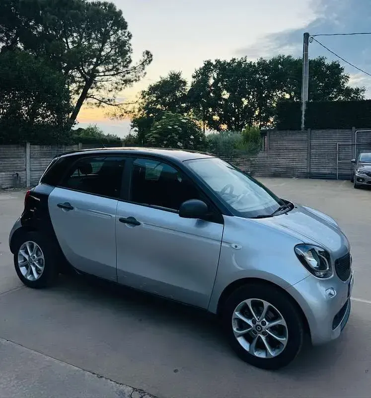 Usata Smart ForFour Prime 71 CV (52 kW) 2015 Argento Utilitaria