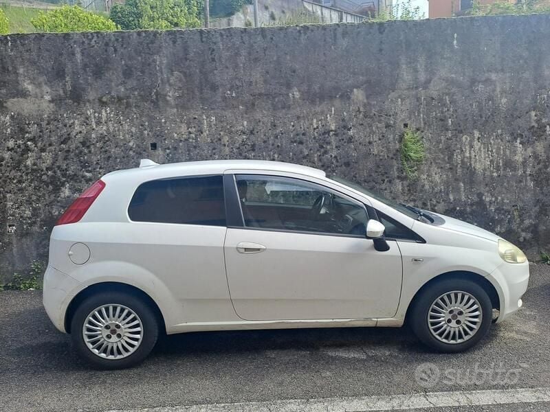 Bianco Usata 2010 Fiat Punto Due volumi | 1650 € (Ottimo prezzo) - Immagine 1/3