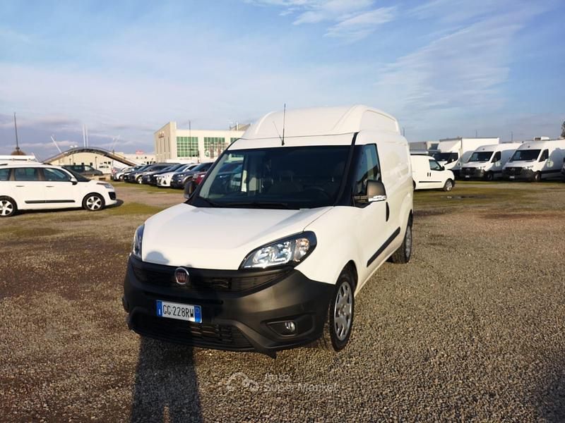 Usata Fiat Doblò Lounge 120 CV (88 kW) 2021 Bianco Monovolume