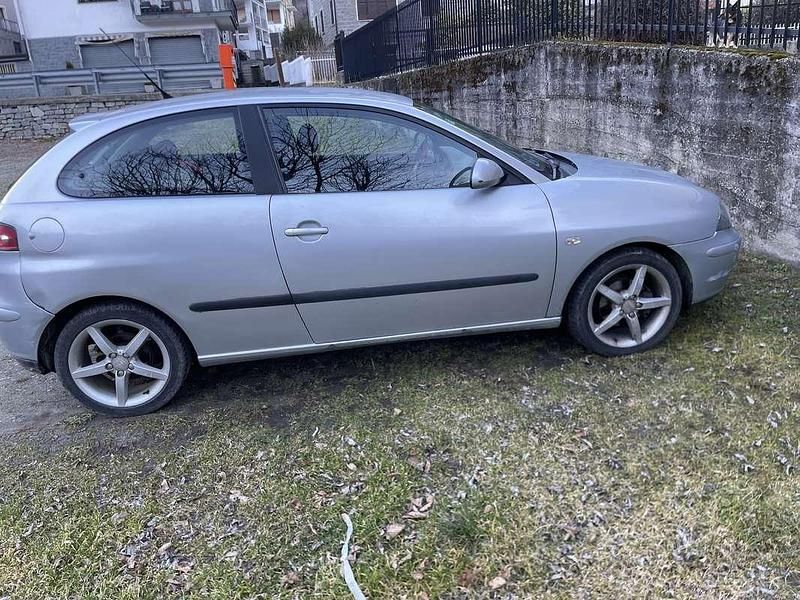 Usata Seat Ibiza Sport 101 CV (74 kW) 2005 Argento Utilitaria