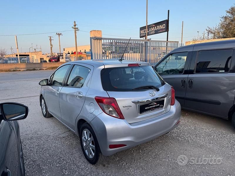 Usata Toyota Yaris 90 CV (66 kW) 2013 Grigio Utilitaria
