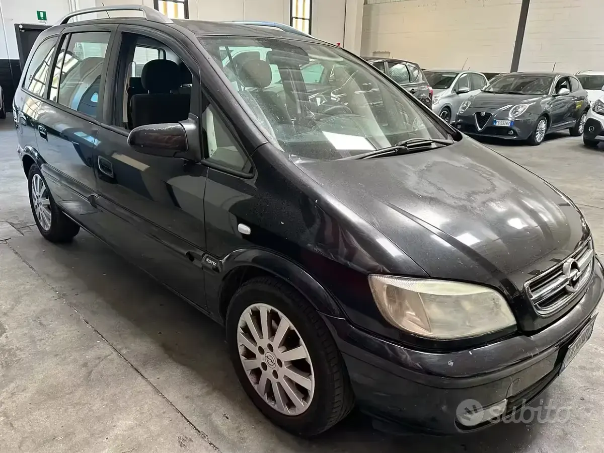 Usata Opel Zafira 101 CV (74 kW) 2004 Nero Monovolume