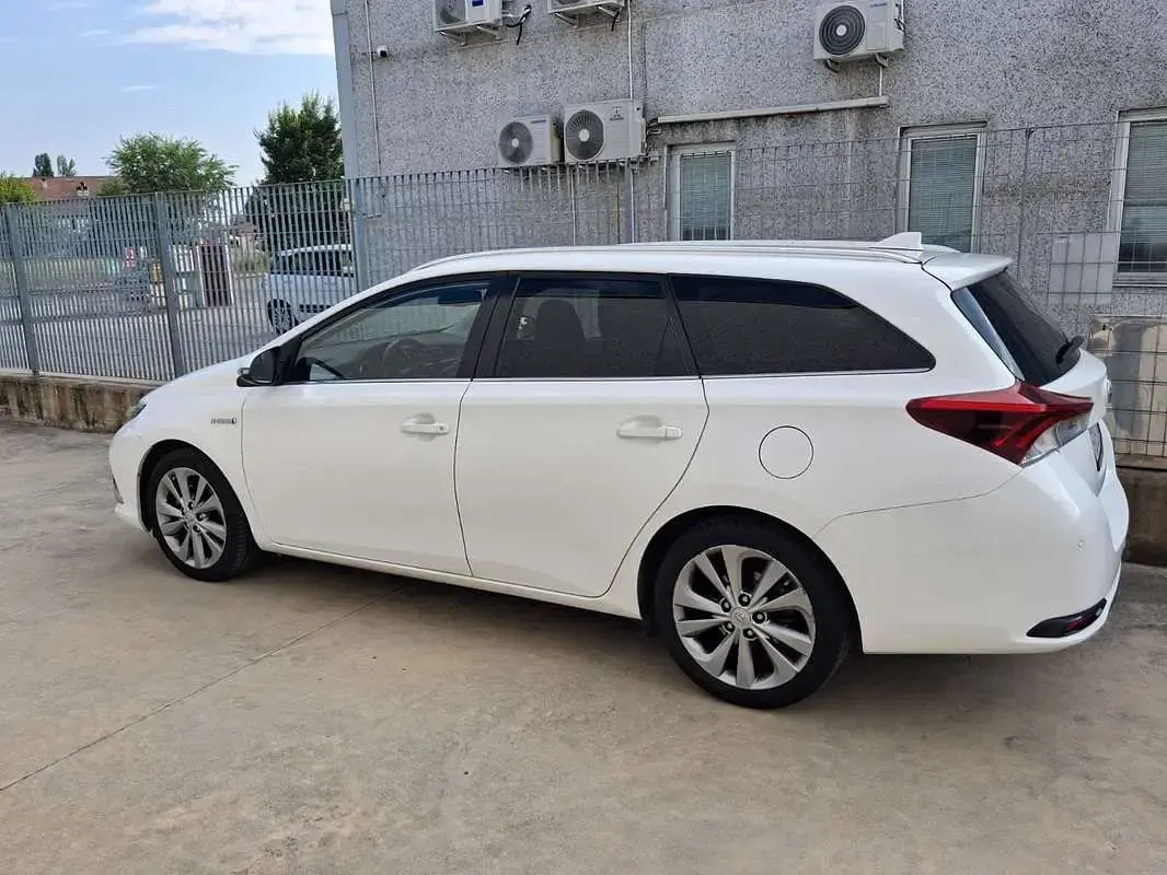 Usata Toyota Auris Hybrid Lounge 99 CV (72 kW) 2016 Bianco Station wagon