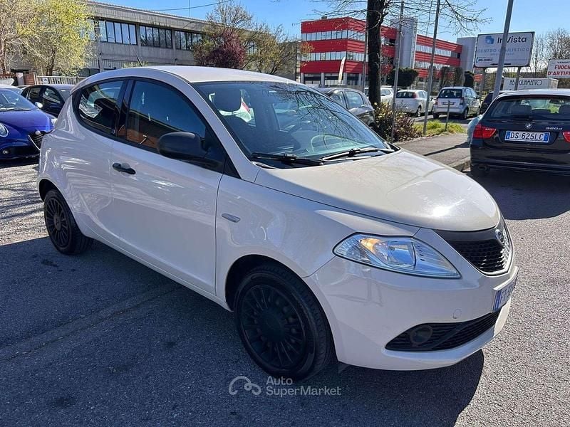 Usata Lancia Ypsilon 69 CV (50 kW) 2018 Crema Utilitaria