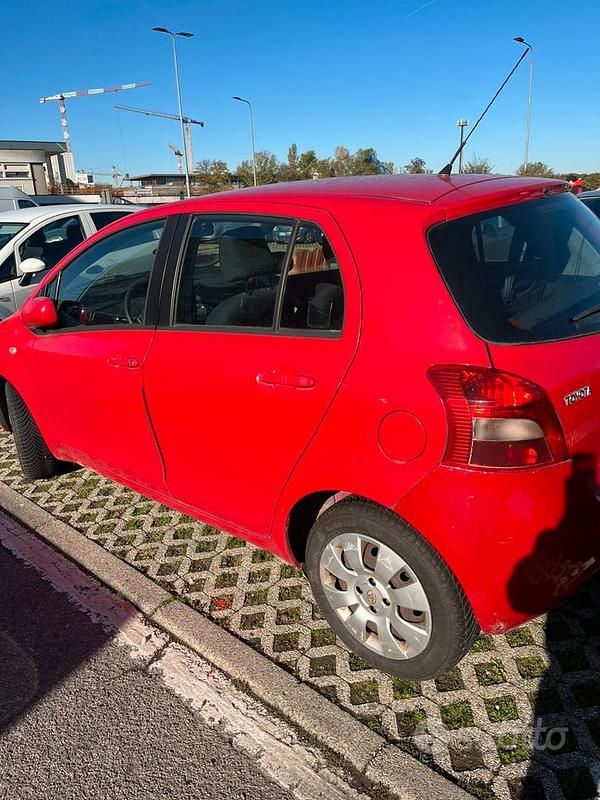 Usata Toyota Yaris 69 CV (50 kW) 2007 Rosso Berlina
