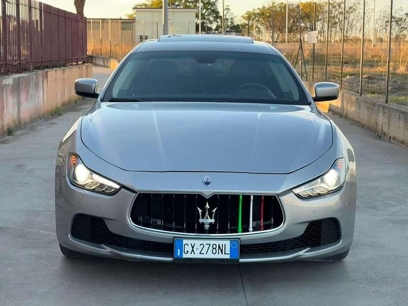 Argento Usata 2015 Maserati Ghibli Tre volumi | 20.000 € (Buon prezzo) - Immagine 1/4