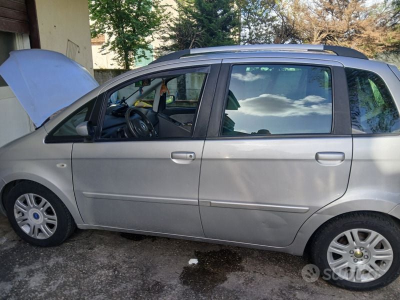 Grigio Usata 2005 Fiat Idea Monovolume | 3000 € (Buon prezzo) - Immagine 1/4