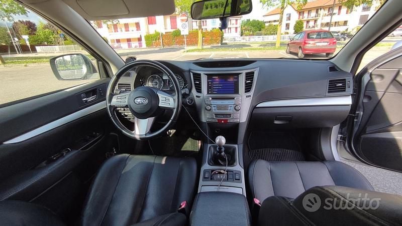 Usata Subaru Outback 150 CV (110 kW) 2012 Grigio SUV