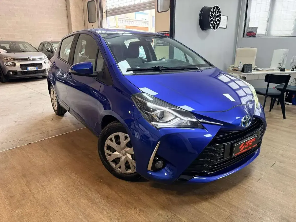 Usata Toyota Yaris Hybrid Active 73 CV (53 kW) 2018 Blu/azzurro Berlina